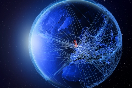 Une image stylisée de la Terre prise de l’espace avec de nombreuses lignes fines reliant les villes entre elles